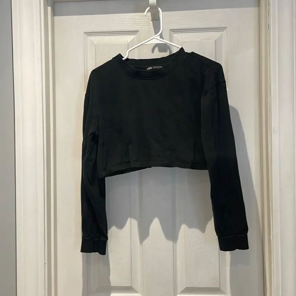 Zara black long sleeved crop top SZ small